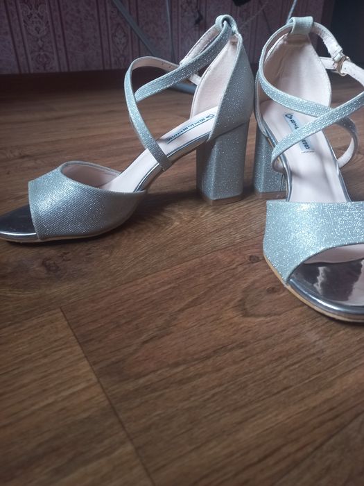 Продам босоножки .