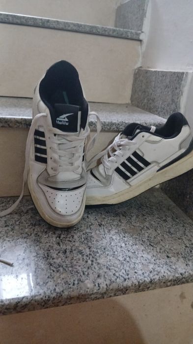 Adidais albi nu sunt spălați