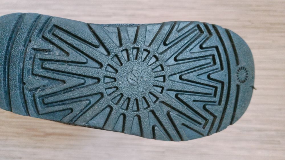 Продам детские угги.