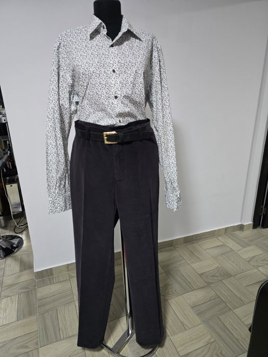 Pantaloni raiat, model ce poate fi purtat atât la tinute casual/office