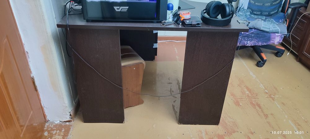 Компьютерный стол в отличном состоянии.