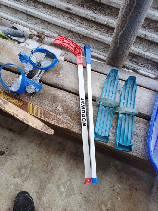 Продам лыжи, снегоход, коньки.