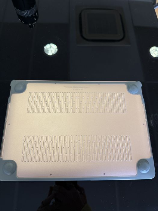 MacBook Air 13 Retina, модел A1932,  в златист цвят