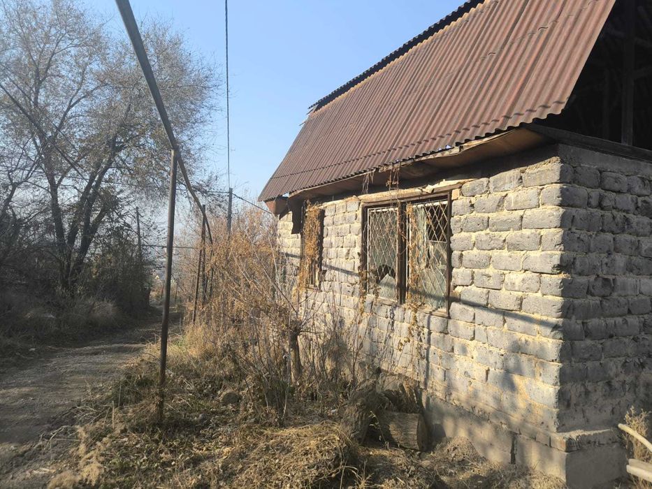 участок в Бесагаче с постройкой