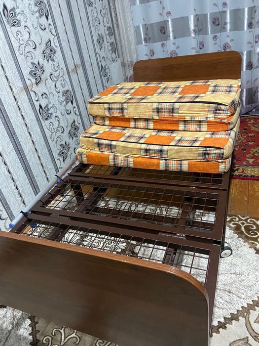 Медицинский механический кровать.