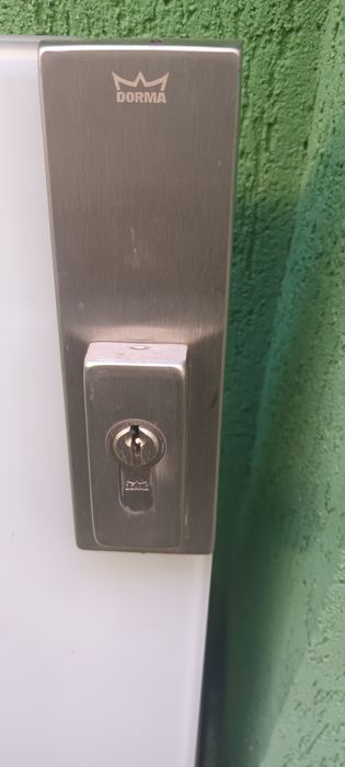 Usa sticla securizată