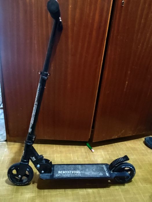 Продавам детска тротинетка Byox Rendezvous с черна алуминиева рамка.