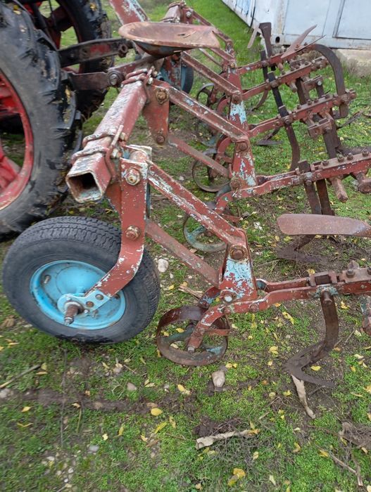 Vând prășitoare cu 5 sectii românească.ideala pt tractor u445.