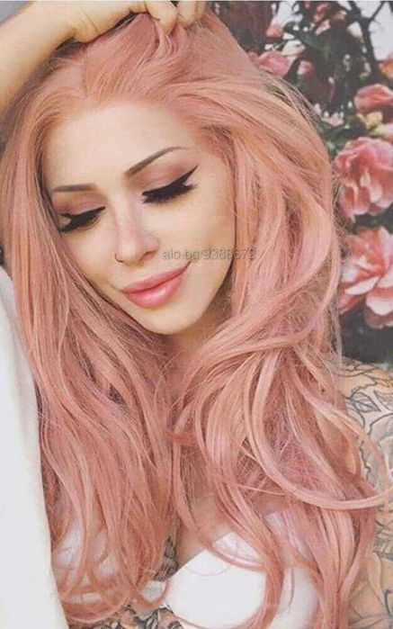 Розова вълнообразна перука на път