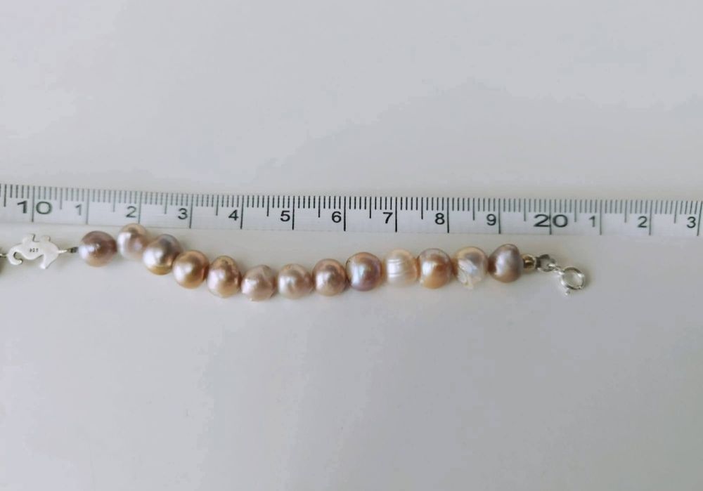 Veche bratara cu perle naturale de cultura, cu un pandantiv cu un cal de mare, de culoare mov metalizat din argint de 925