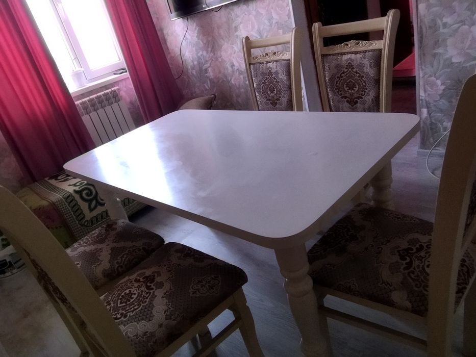 Продам кухонный стол со стульями