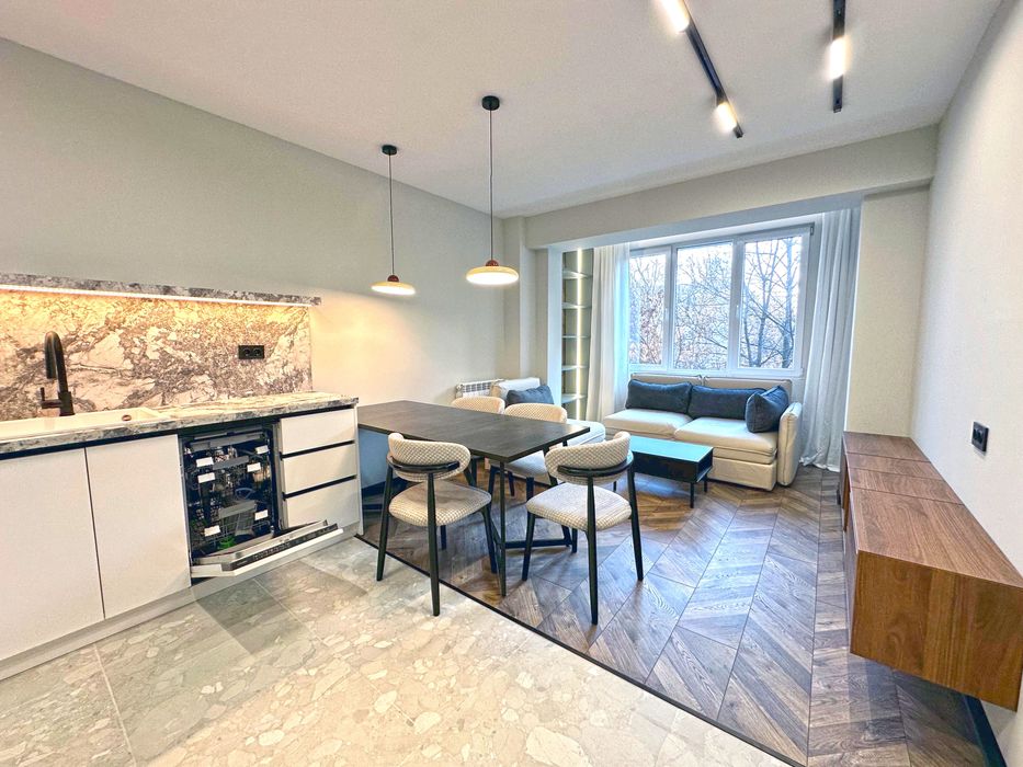 Продава се Тристаен апартамент в София, Гоце Делчев - 75 кв.м за 2040 €/кв.м - Снимка #1