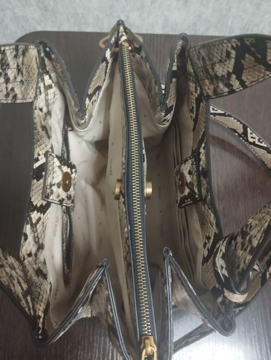 Продам сумку Guess . Оригинал