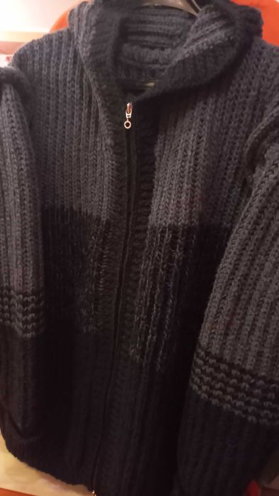 Мъжка ръчно плетена жилетка