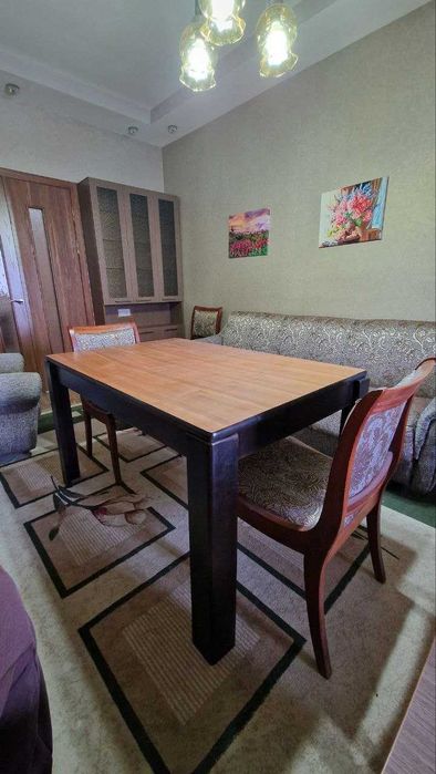 стол со стульями гостинный