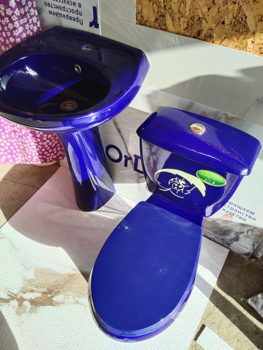 Продам комплект, унитаз и раковину.