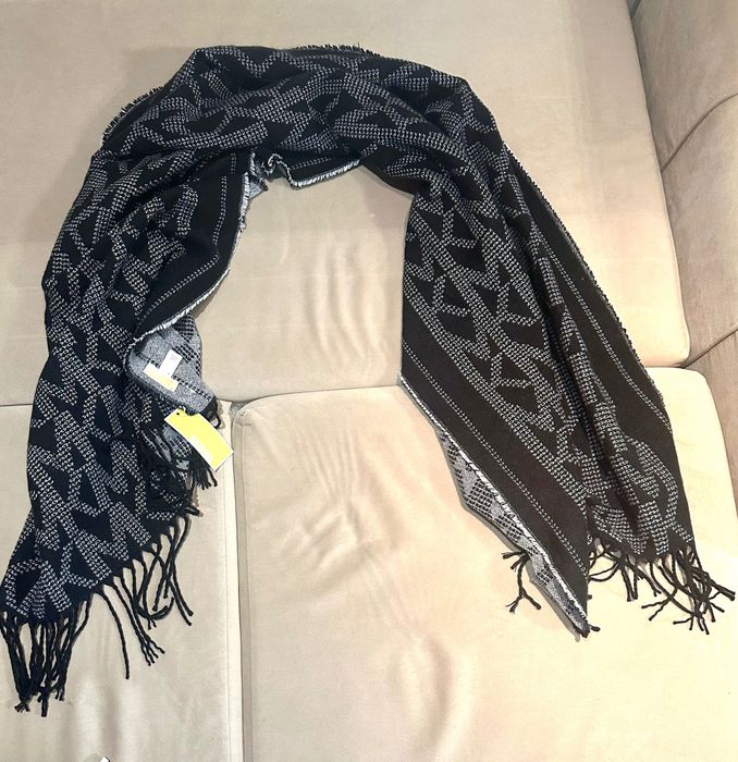 Чисто нов Michael Kors модерен шал за зимата