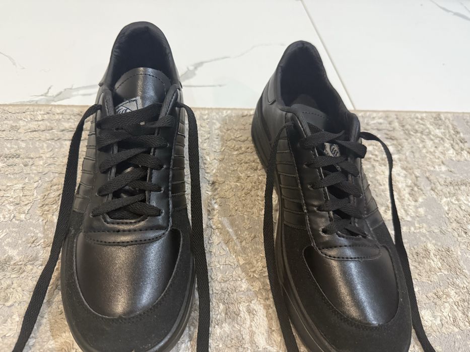 продам мужские кросовки новые