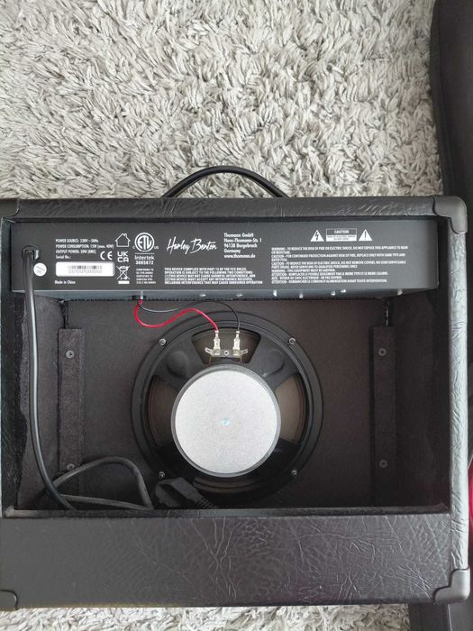 Chitară electrică  Stratocaster + amplificator Harley Benton – set ca nou