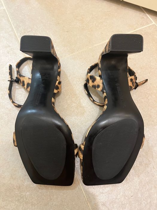 Сандали на ток Stradivarius