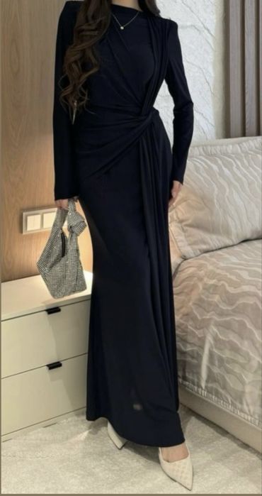Черное длинное платье