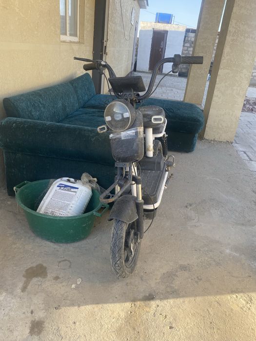 Мопед велосипед.