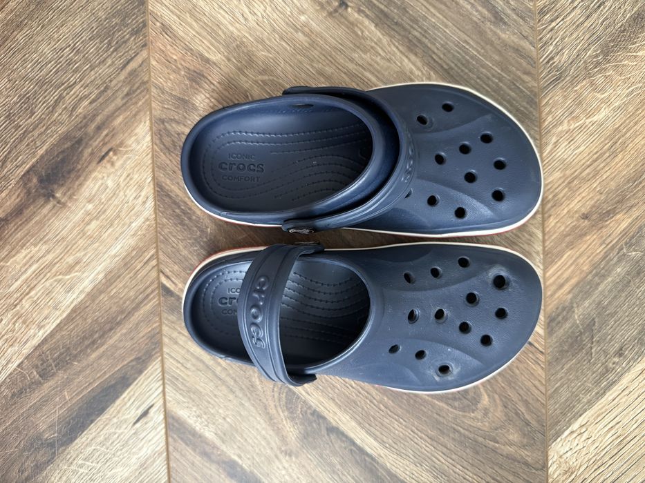 Продам четыре пары летней детской обуви.