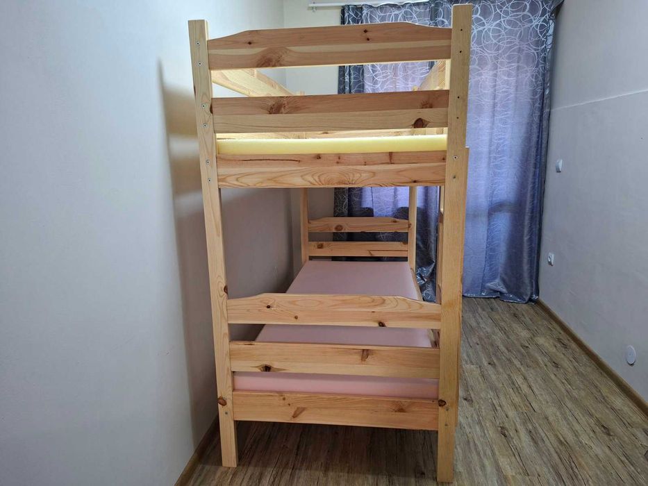 Детско двуетажно легло от масивно дърво, с подматрачни рамки