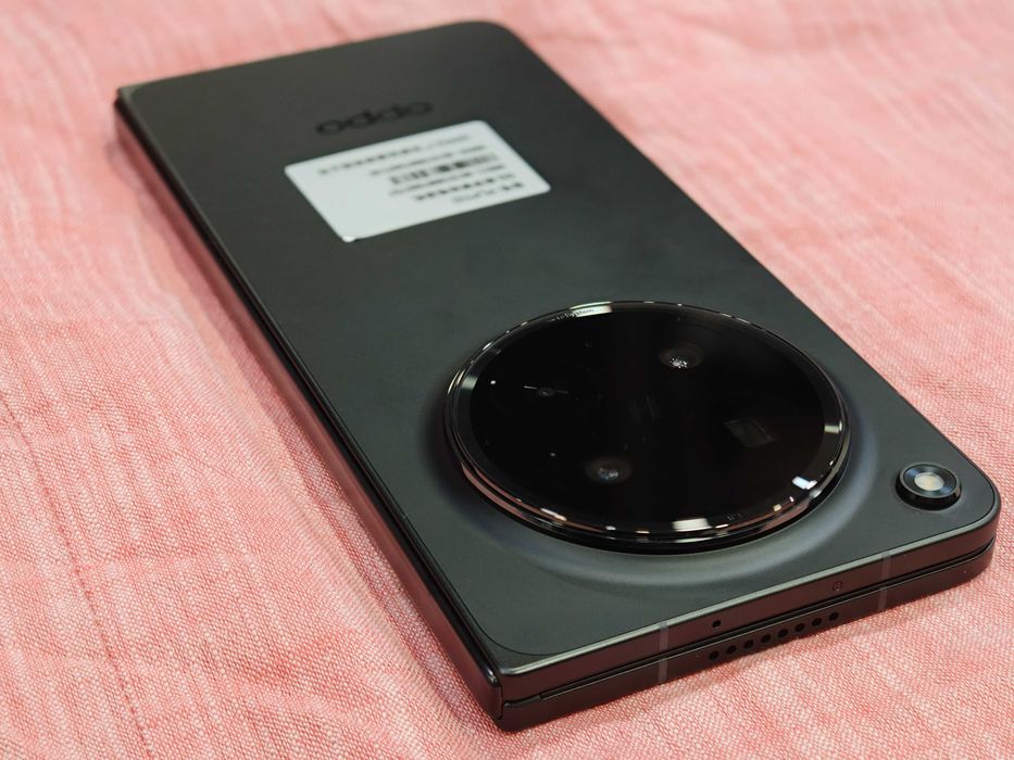 Нов Oppo Find N6 12/256 черен - сгъваем 8.12";SD8 Elite Gen5; 6000mAh; Hasselblad 200mpx