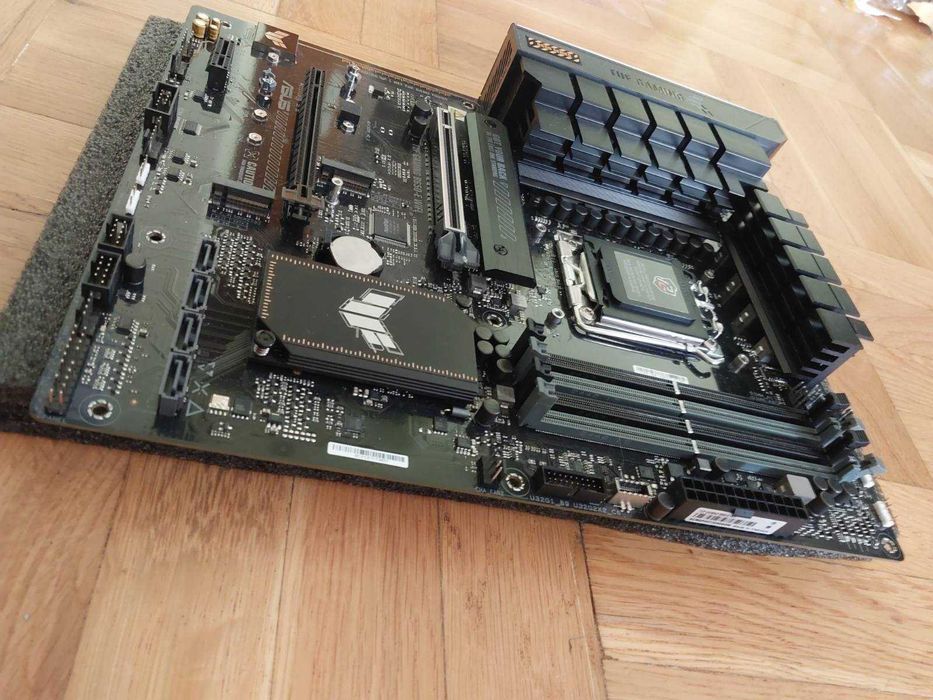 AMD Ryzen 7 9800X3D + Asus TUF B650-E Wi-Fi