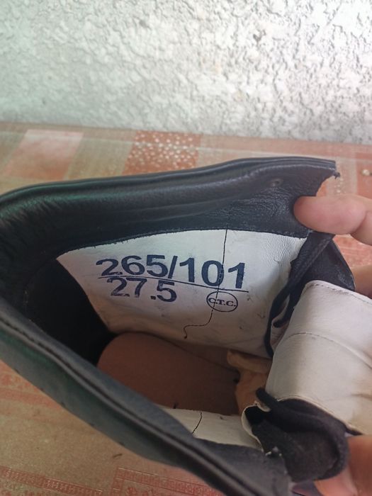 Vând bocanci din piele