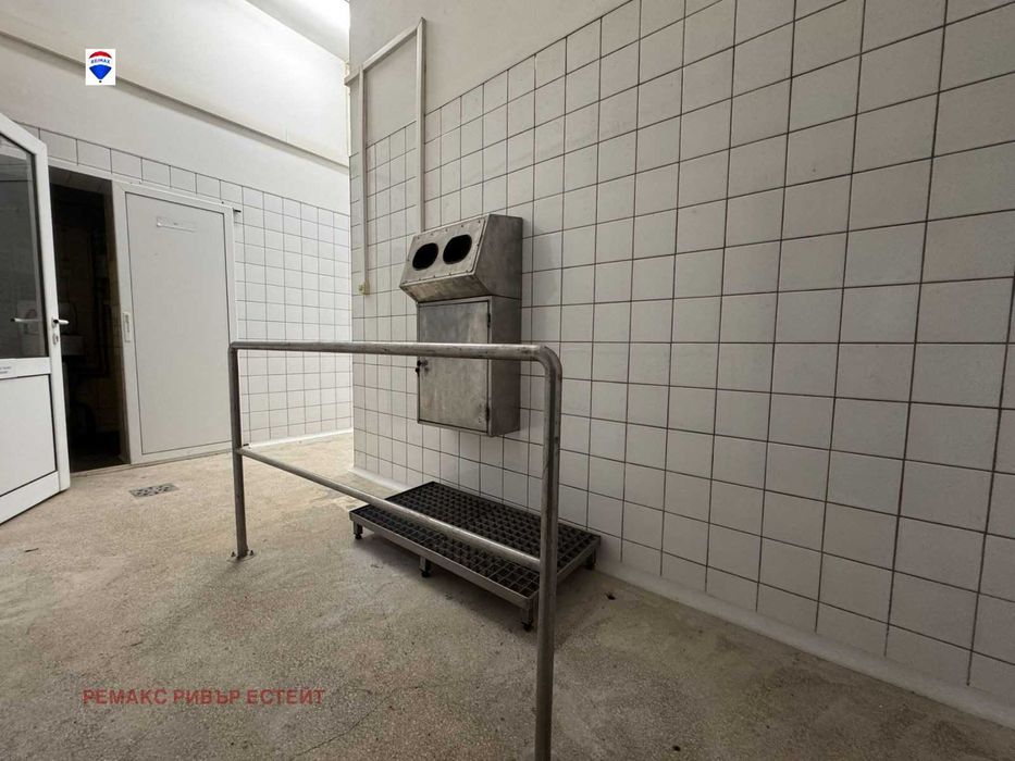 Дава се под наем Промишлена сграда в Русе, Промишлена зона - Запад - 970 кв.м за 1400 € - Снимка #2