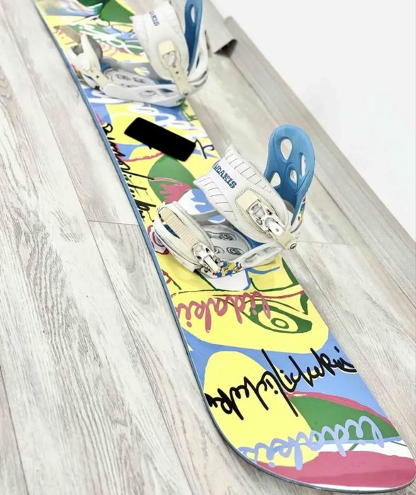 Продам новый сноуборд с креплениями и ботинками