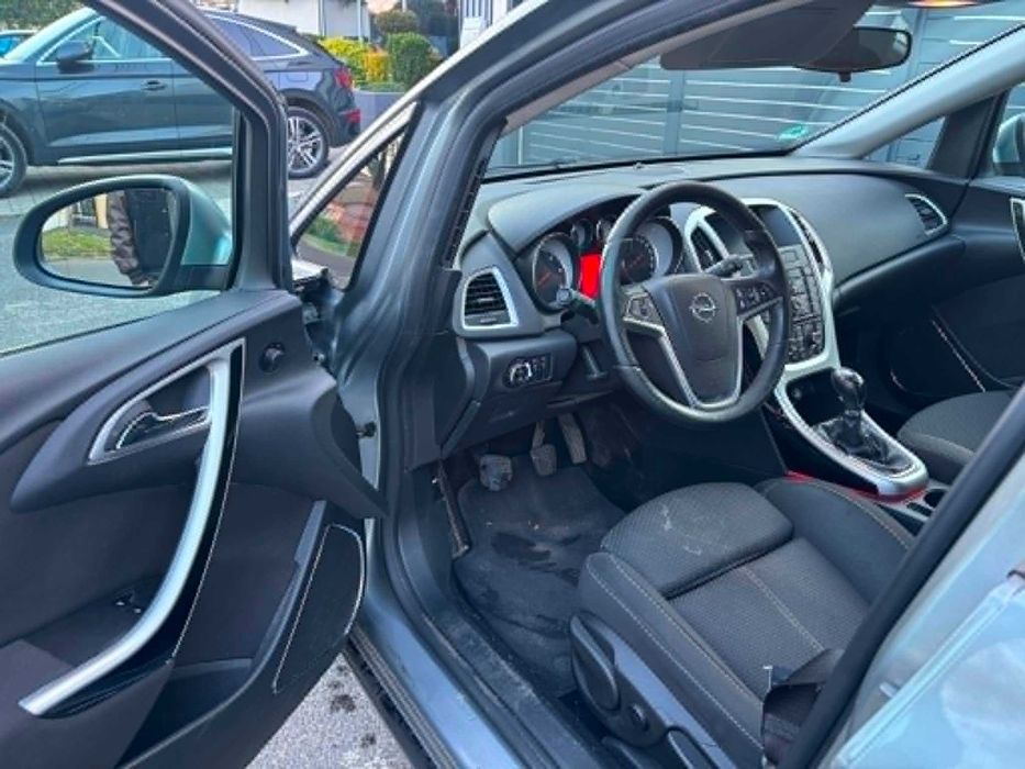 Vand  opel astra j  an 2011  motor 1.7 CDTI 6 viteze  euro 5 consum 4L