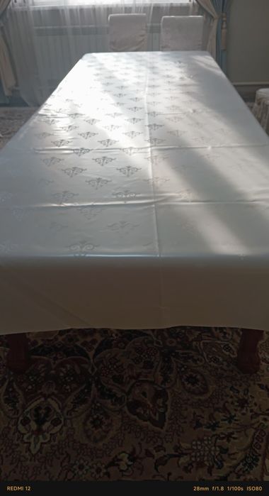 Стол вместе со стульями