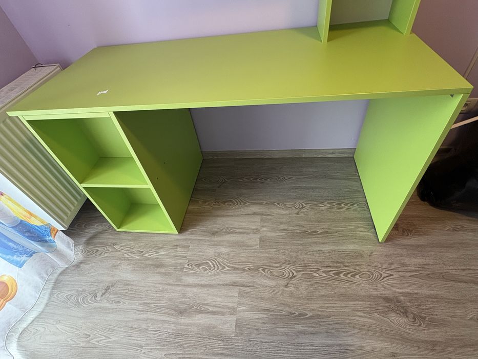 Birou cu etajere incluse