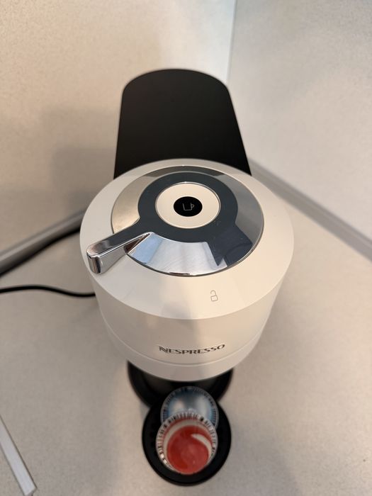 Кафе машина Nespresso Vertuo Next в гаранция + подарък