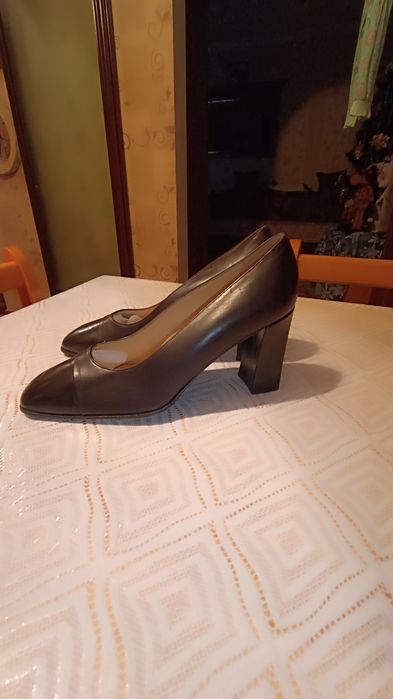 Женские туфли на каблуке.