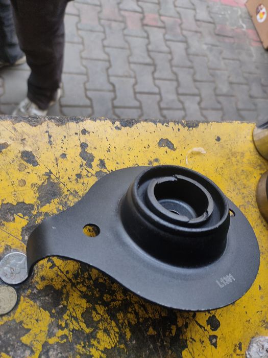 Мазда 323  старушка опора чашки амортизаторыа