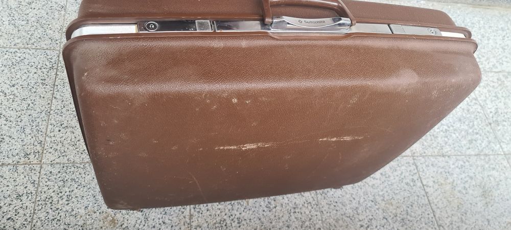 Valize . Geamantan plastic tare
