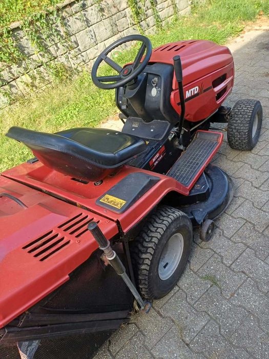 Tractor de tuns iarbă