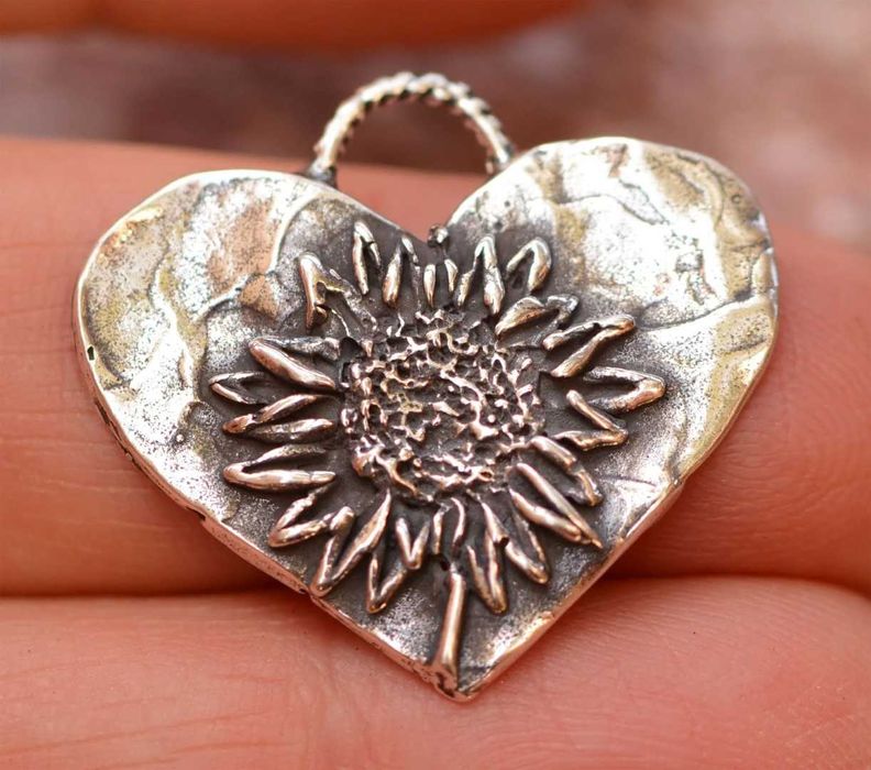 Сребърно бижу 925 – любовен медальон „Сърце с Слънчоглед“.
