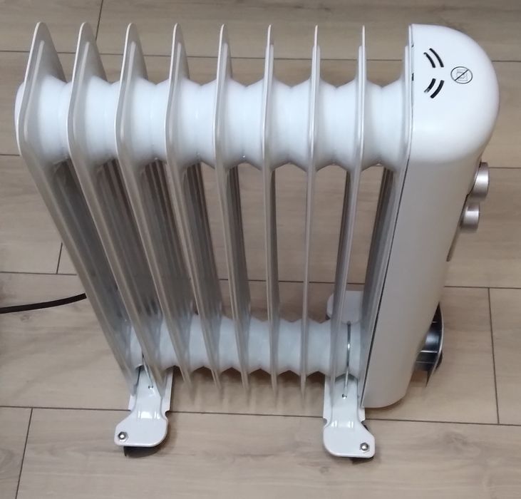 Calorifer electric 2000 W,9 elementi,3 trepte de putere,Termostat,Nou!