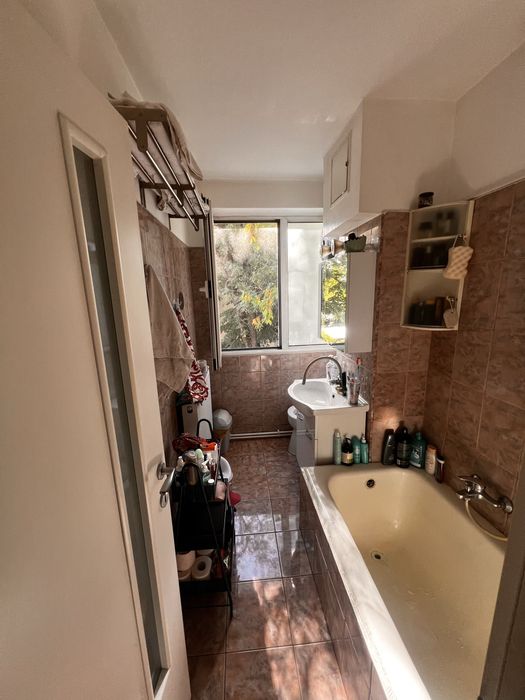 Proprietar Vand Apartament 2 camere 47 mp semidecomandat ,centrala Eroii revolutiei metrou la 100m.