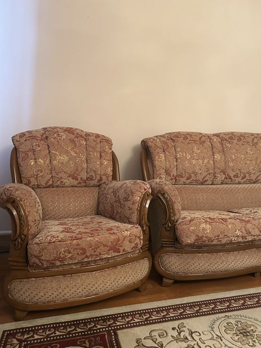 Продам диван с двумя креслами