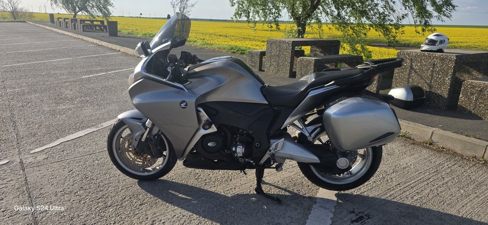 Honda VFR 1200f sc63