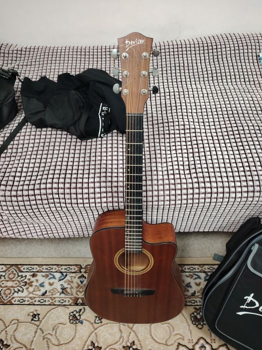 Продаю гитару купил её 2 месяца назад