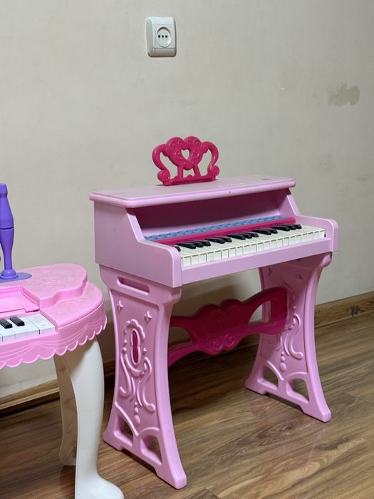 Деская пианино, гитары, игрушки
