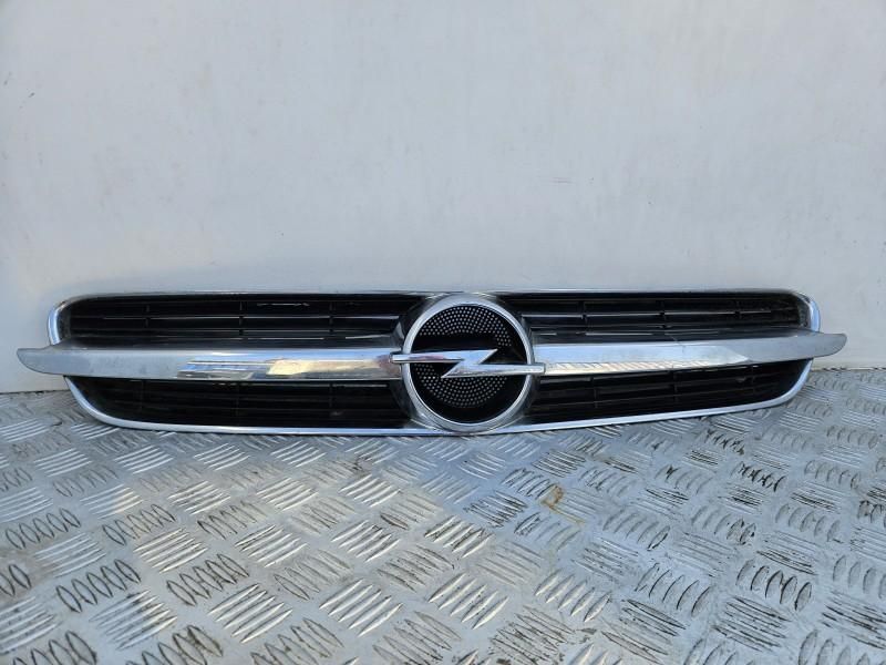 Grila superioara din capota cu defect Opel Vectra C
