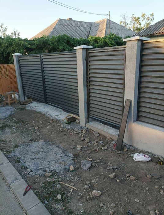 Garduri si porti stil jaluzea plasa bordurata sipca metalica fier forjat tabla cutata si alte modele.